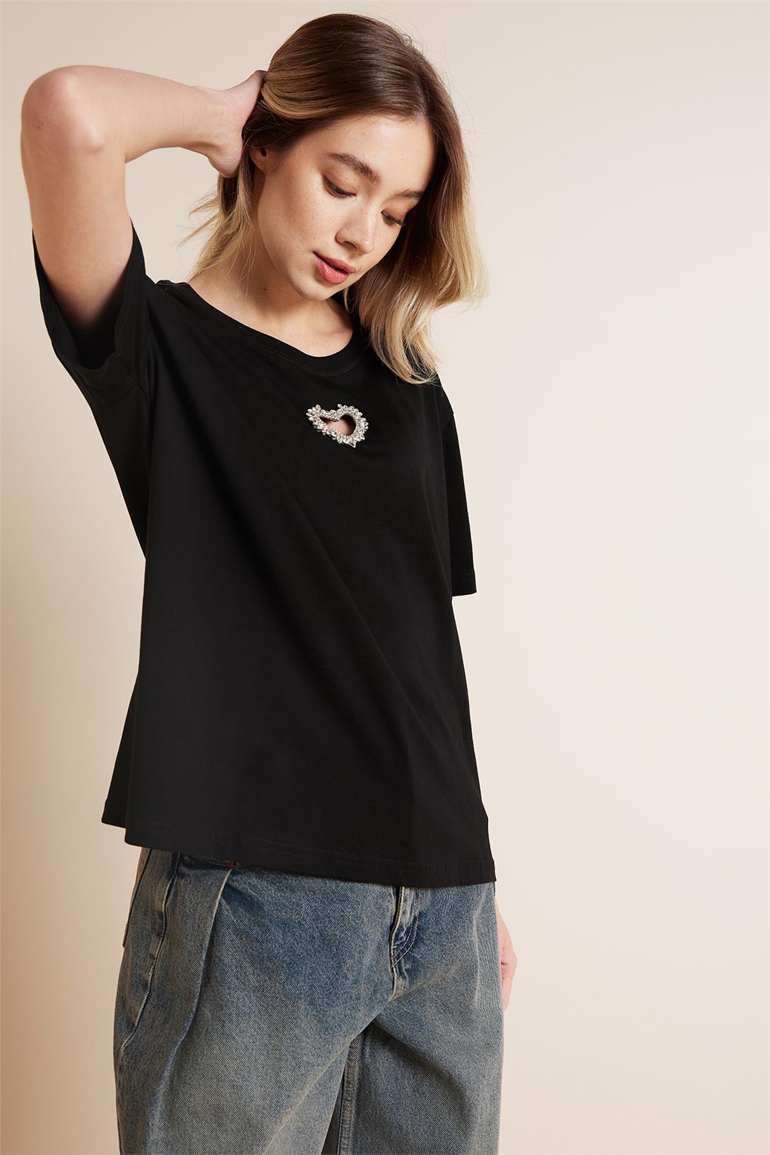 Nisan  ÖNÜ KALP İŞLEMELİ KISA KOLLU T-SHIRT SİYAH N25-2075