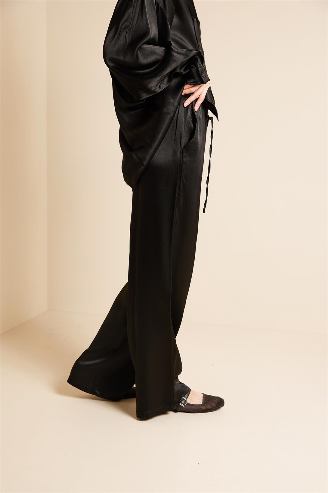 Avrile  BELİ BAĞLAMALI SATEN PANTOLON SİYAH A25-10339