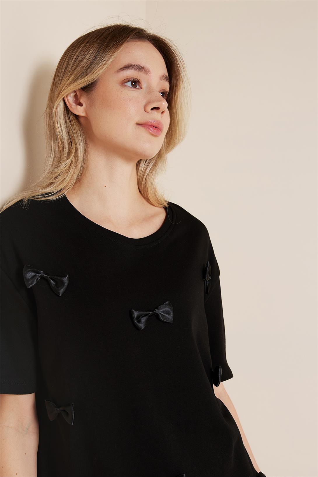 Avrile  FİYONK DETAYLI BİSİKLET YAKA T-SHIRT SİYAH A25-10349
