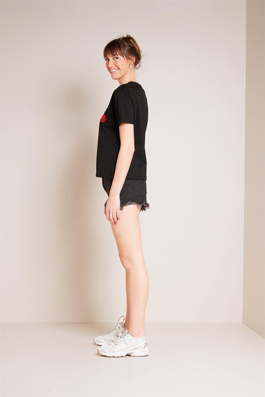 Avrile  KİRAZ NAKIŞLI BİSİKLET YAKA T-SHIRT SİYAH A25-10388