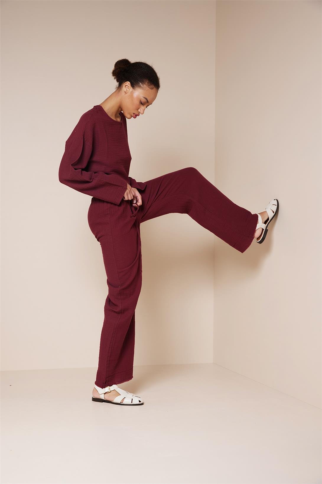 Nisan  BELİ BAĞCIKLI DÖKÜMLÜ PANTOLON BORDO NB25-1003