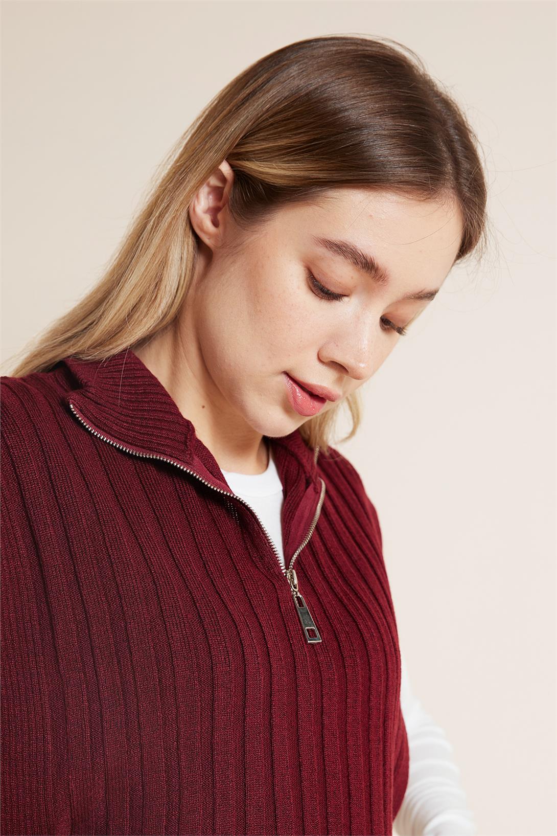 Nisan  FERMUARLI YELEK KOMBİN DETAYLI T-SHIRT BORDO TT4474-Z