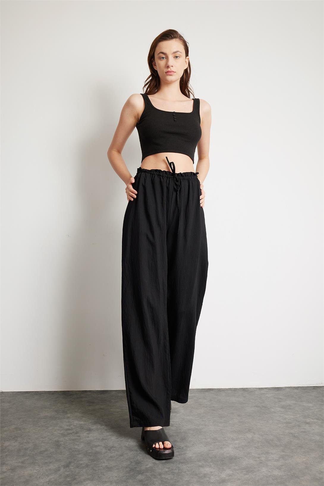 Nisan Kadın BELİ BÜZGÜLÜ  PANTOLON SİYAH N24-1835