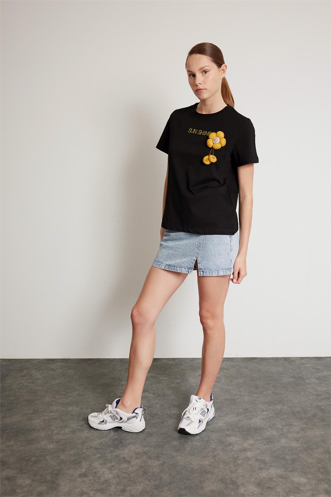 Nisan Kadın ÇİÇEK DETAYLI BASIC T-SHIRT SİYAH N24-1879