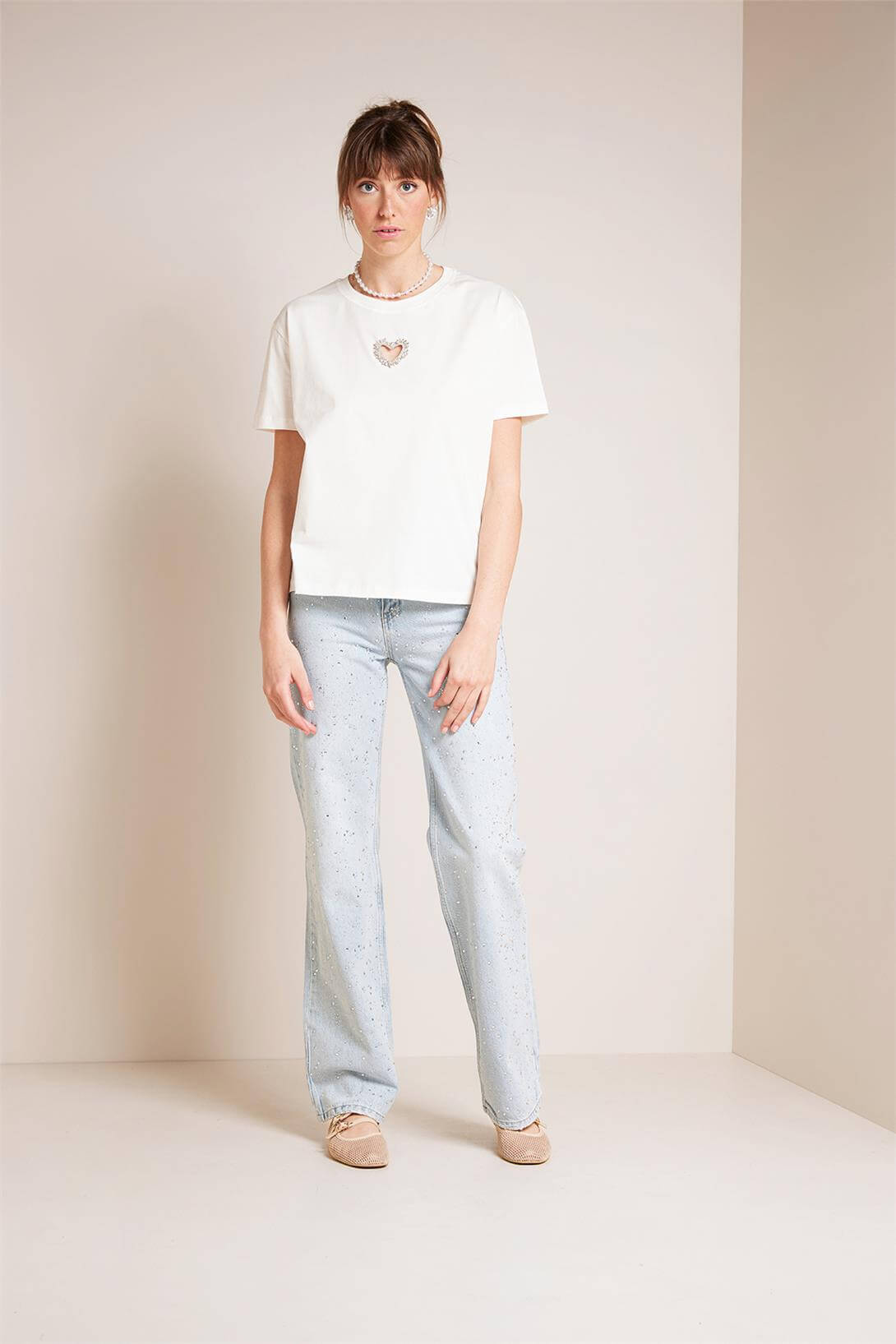 Nisan  ÖNÜ KALP İŞLEMELİ KISA KOLLU T-SHIRT EKRU N25-2075
