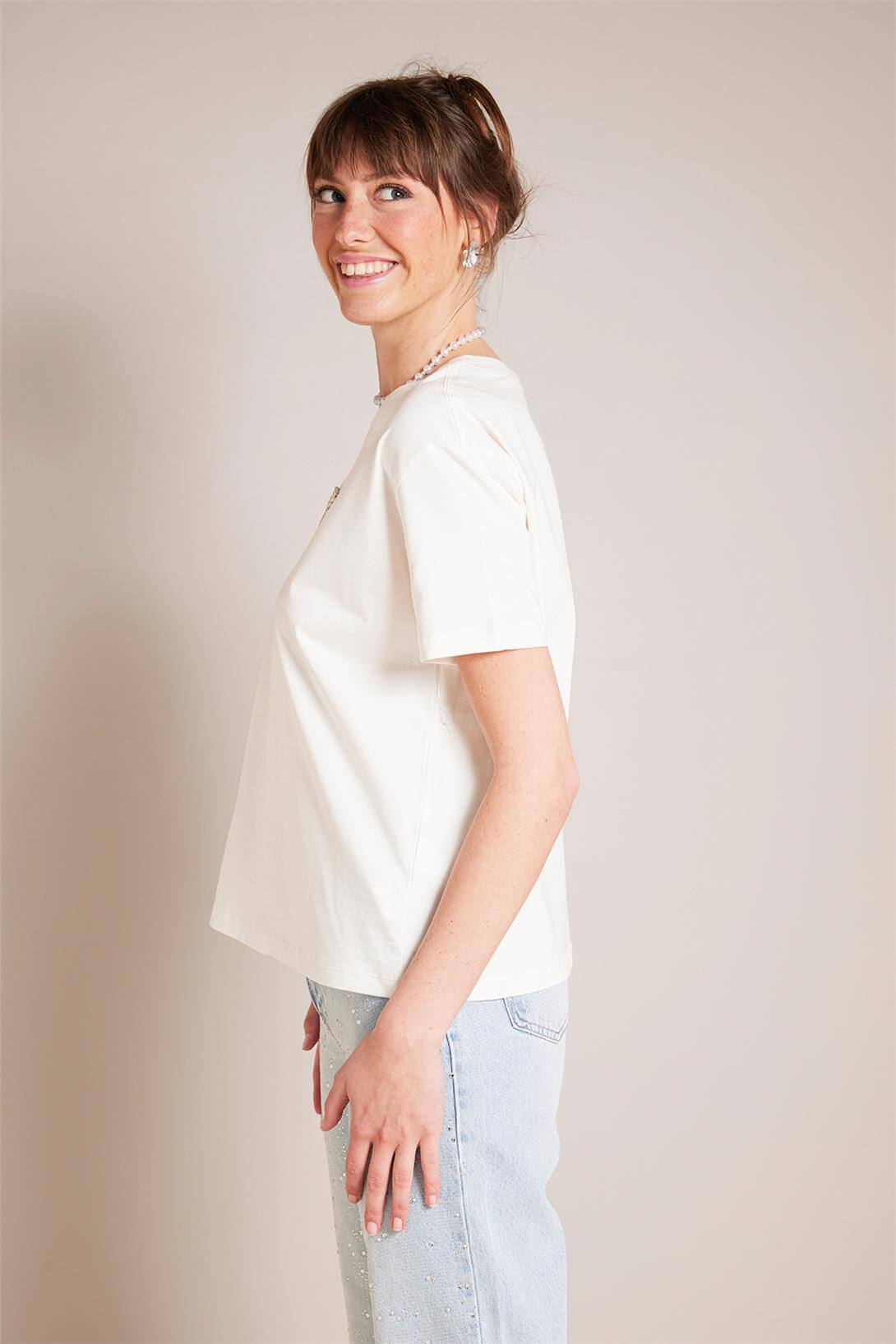 Nisan  ÖNÜ KALP İŞLEMELİ KISA KOLLU T-SHIRT EKRU N25-2075