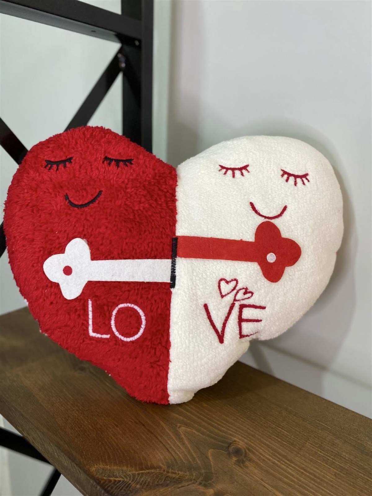 Love Yazılı Peluş Yastık