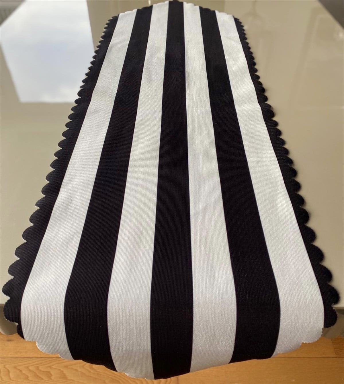 Siyah Beyaz Çizgili 40*140 Cm Lazer Kesim Runner