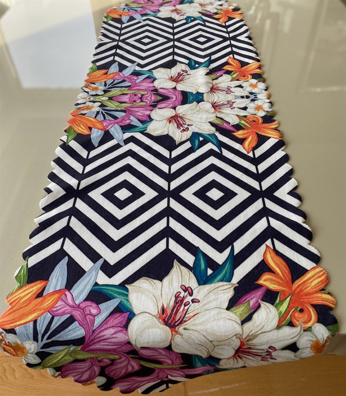 Zigzag Ve Çiçek Desenli 40*140 Cm Lazer Kesim Runner