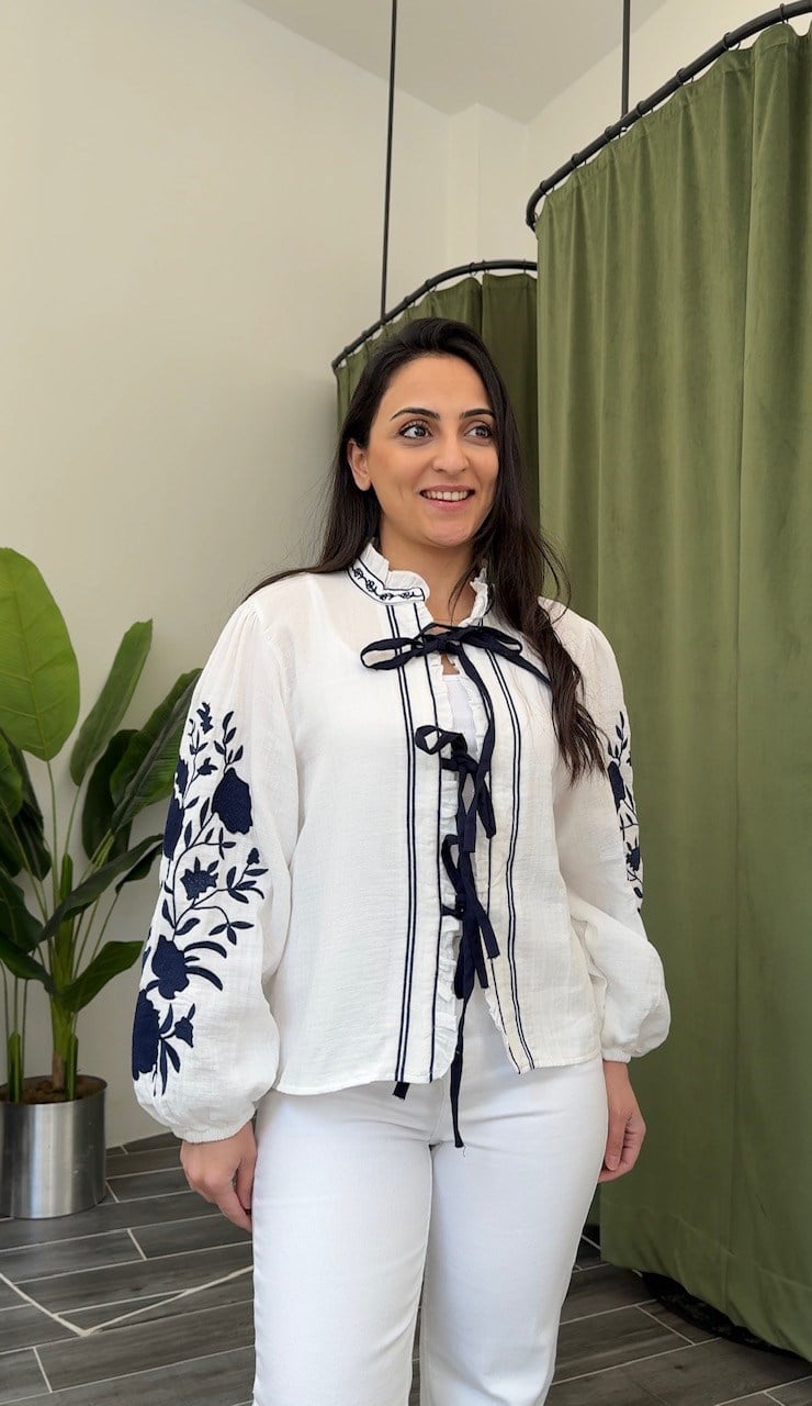Beyaz Lacivert Nakışlı Müslin Kimono