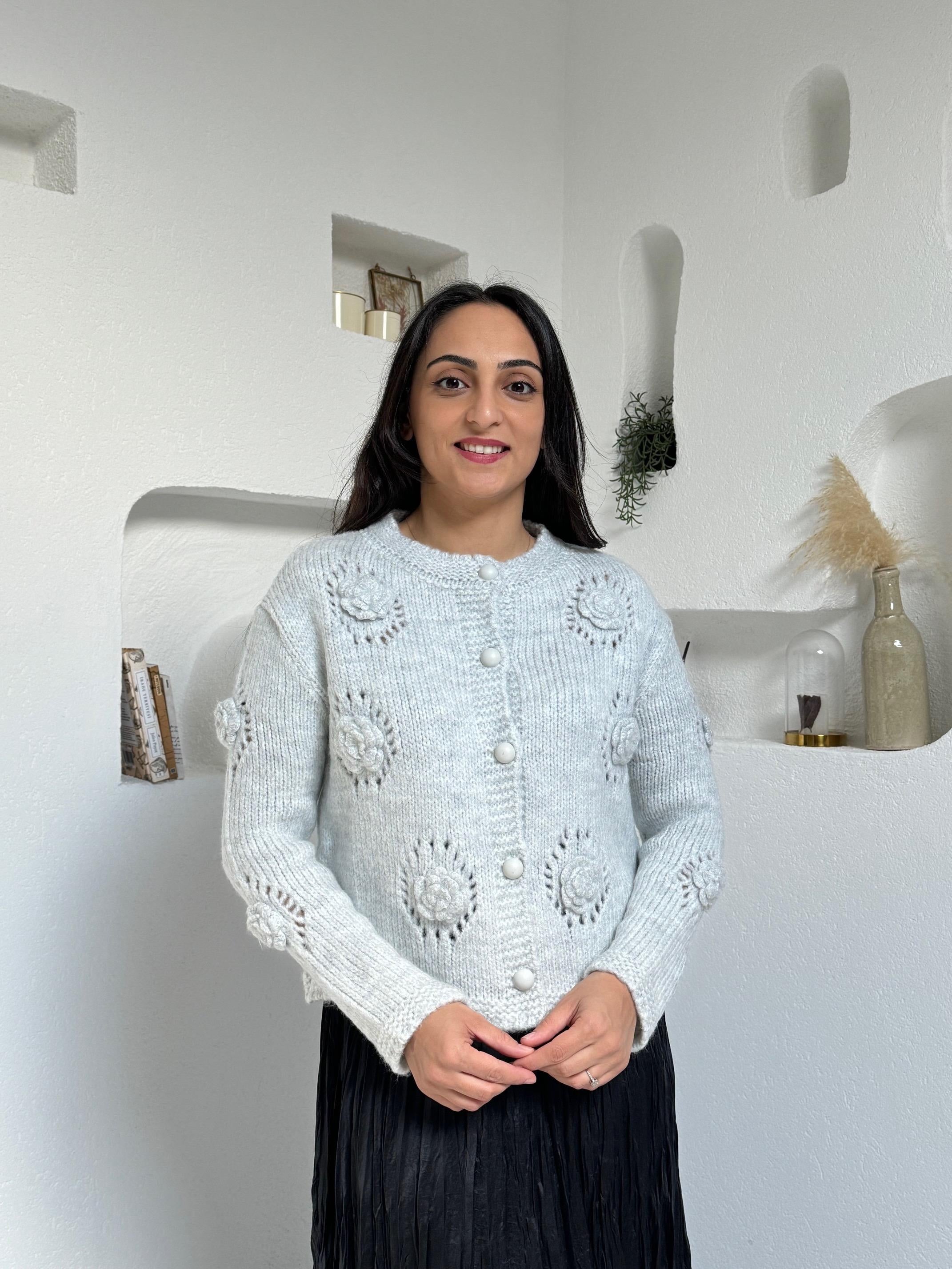 Gül Detaylı Açık Gri Hırka