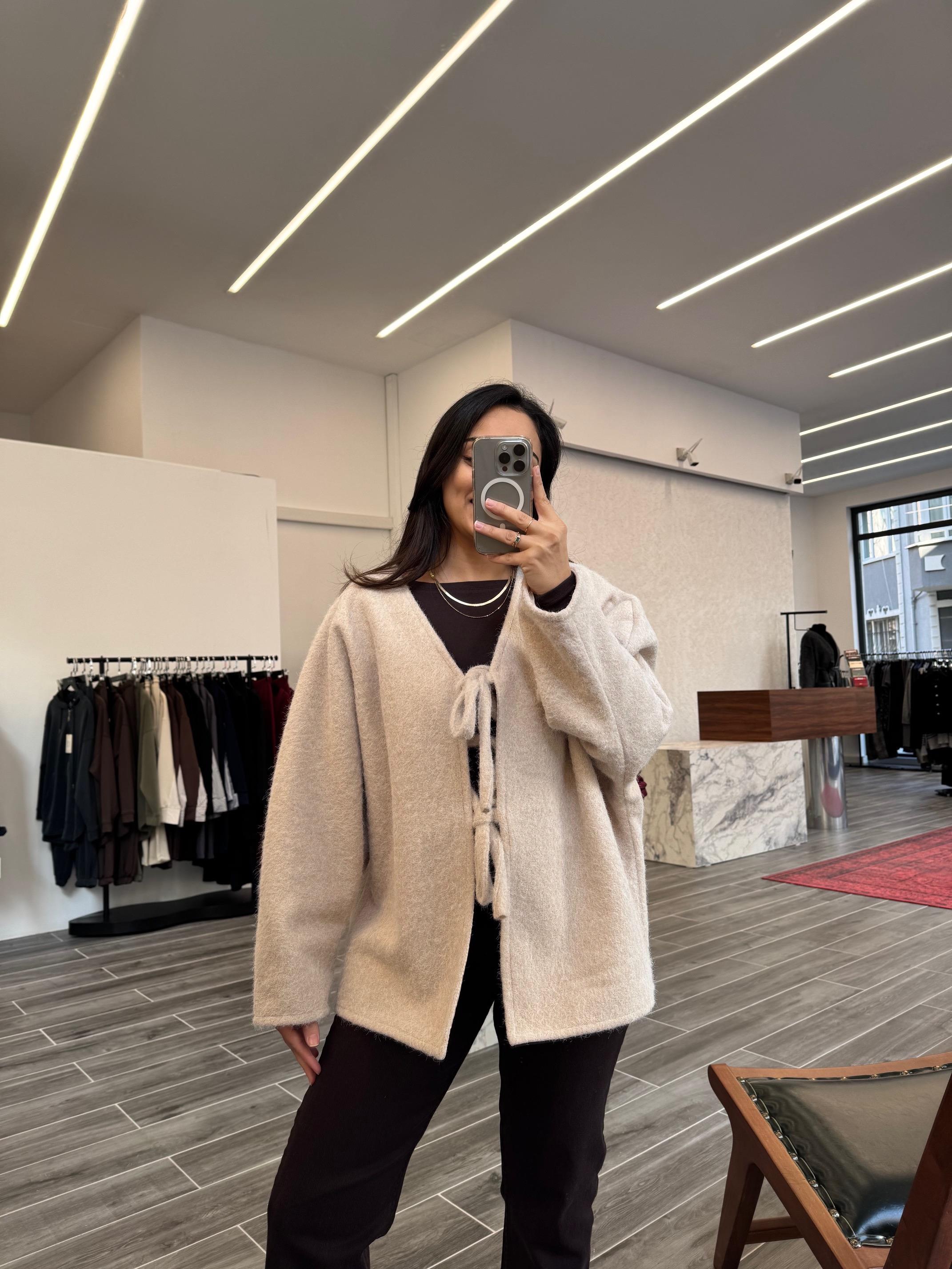 Krem Bağlama Detaylı Trend Ceket