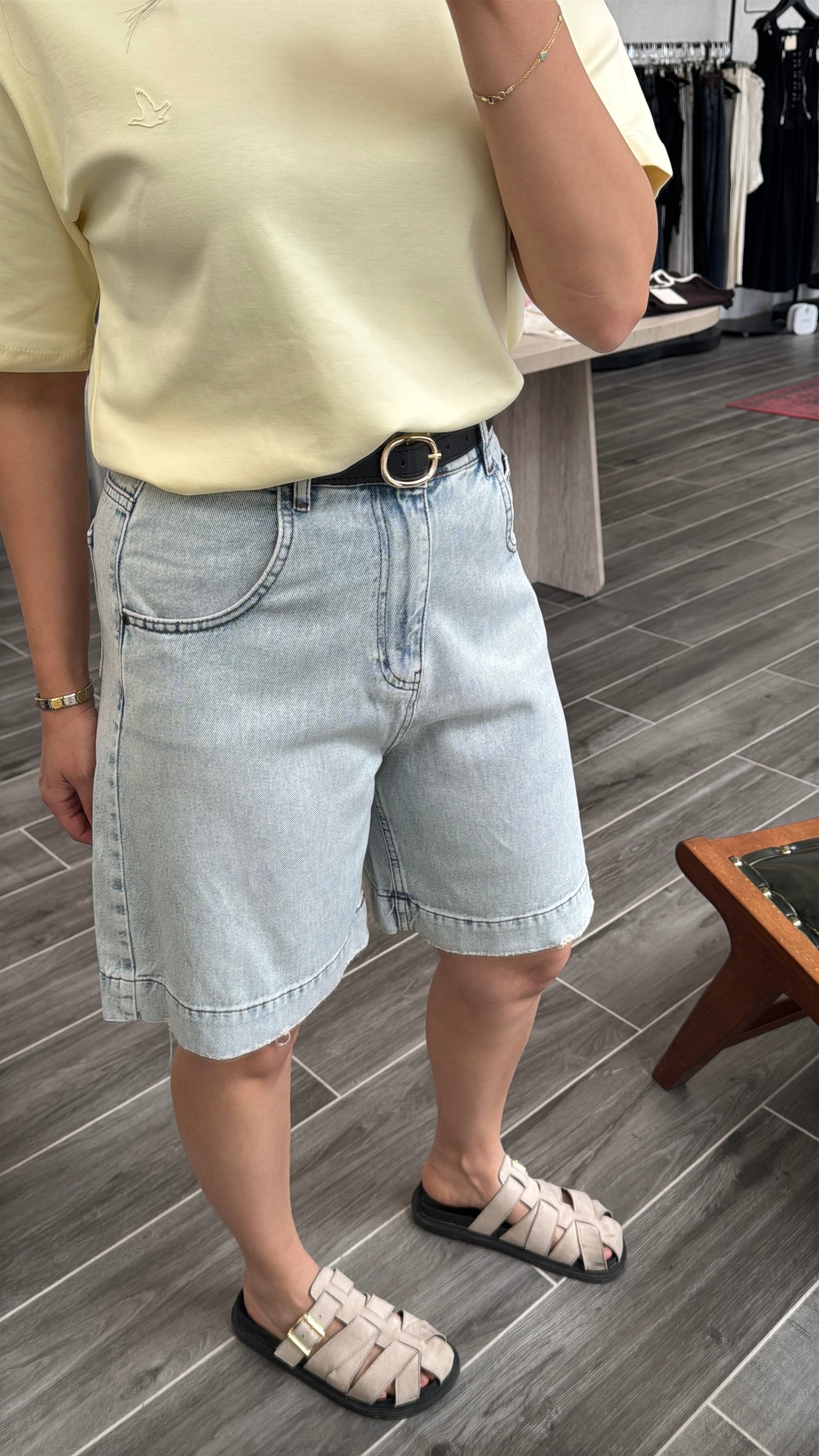 Pamuklu Denim Kemerli Şehir Boy Şort