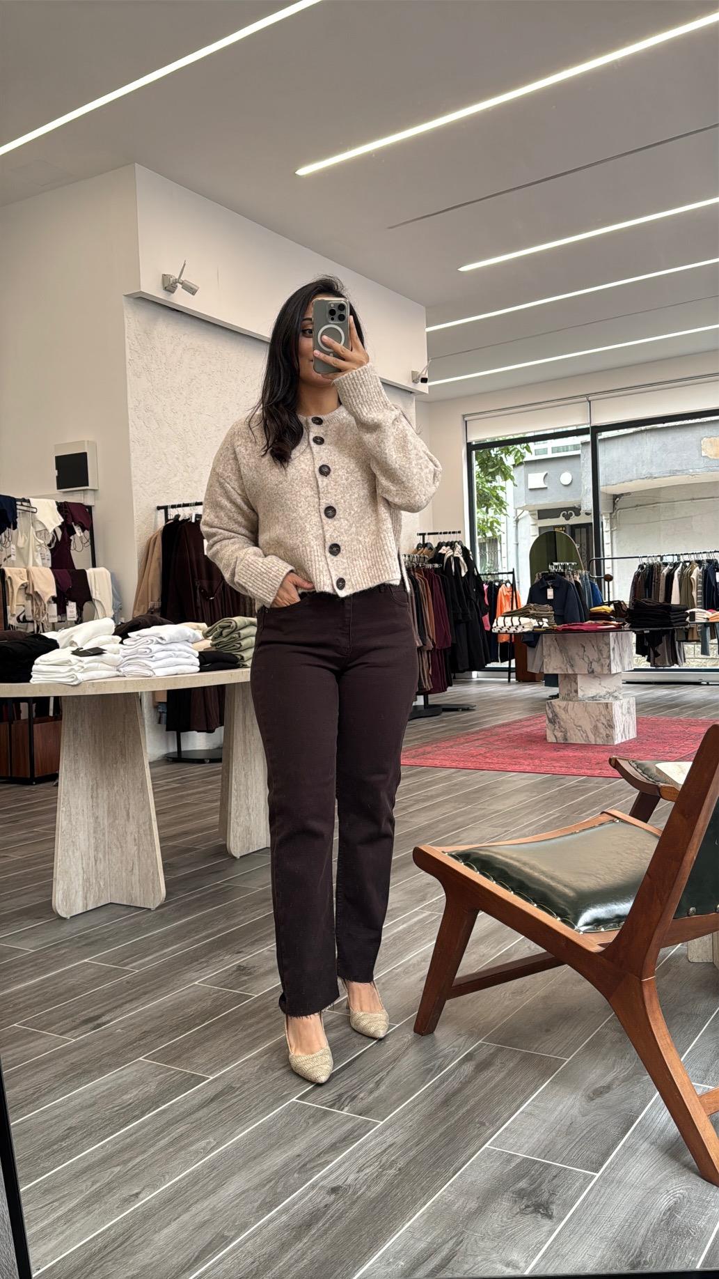 Kahverengi Paçası Kesik Boy Fit Jean