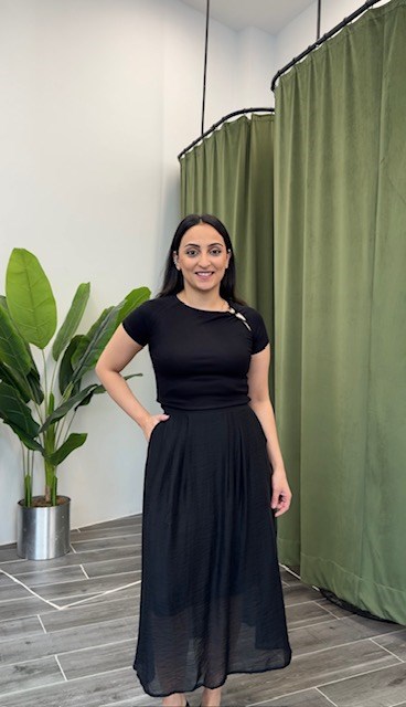 Siyah Broş Detaylı Zarif Bluz