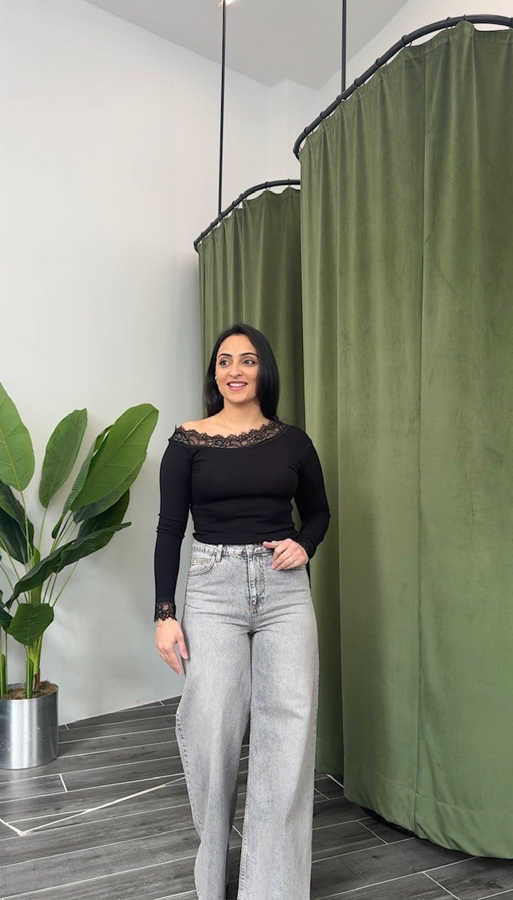 Siyah Dantelli Düşük Omuz Bluz