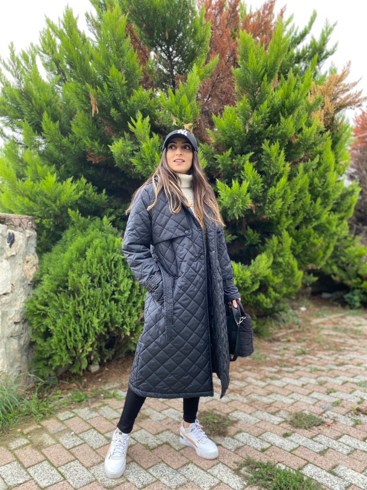 Siyah Kuşaklı Uzun Kapitone Mont