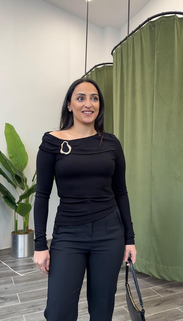 Siyah Toka Detaylı Düşük Omuz Bluz