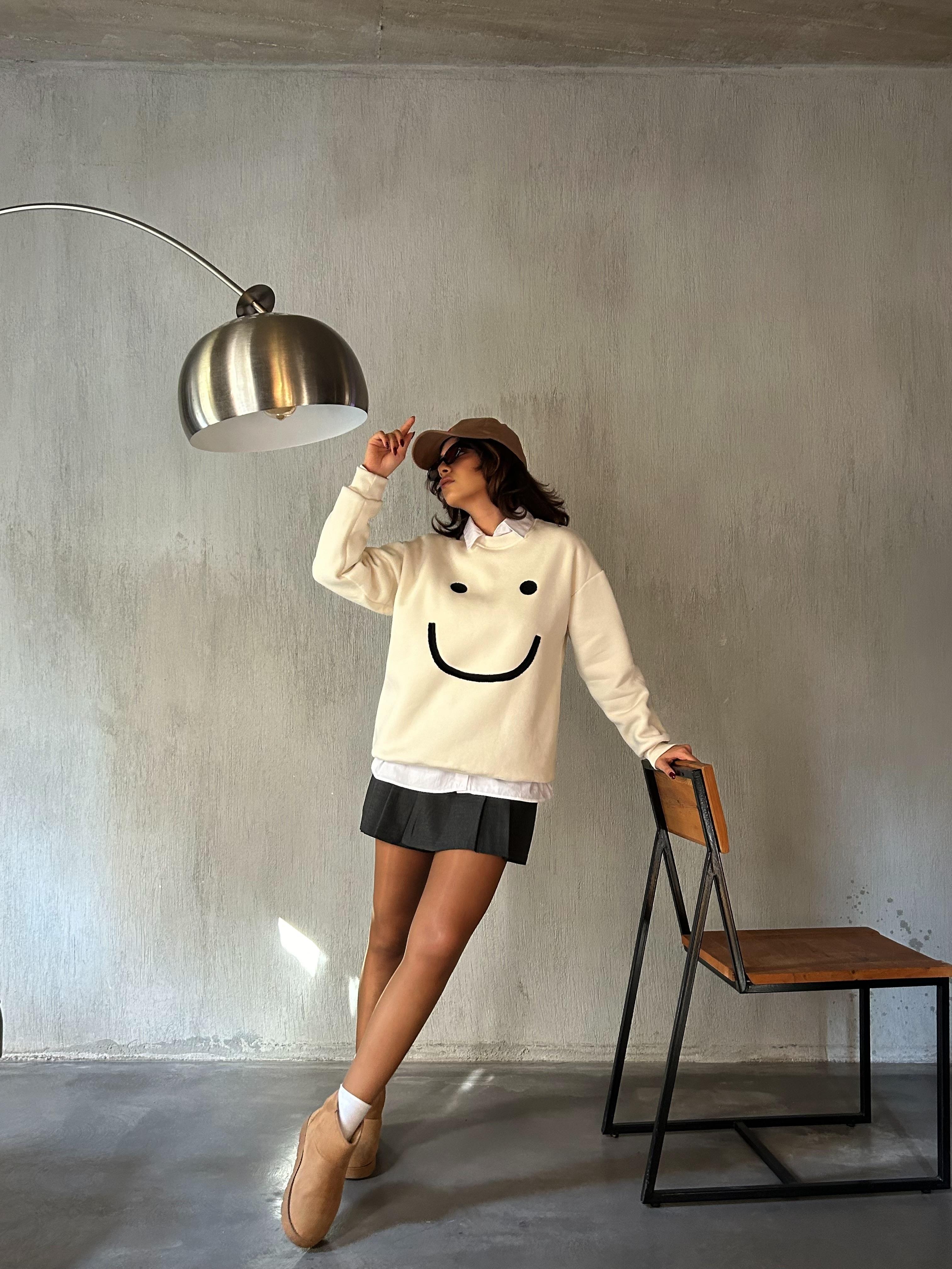 Kadın Ekru Smile Süzene Nakışlı 3 İplik Şardonlu Geniş Kesim Sweatshirt 28313