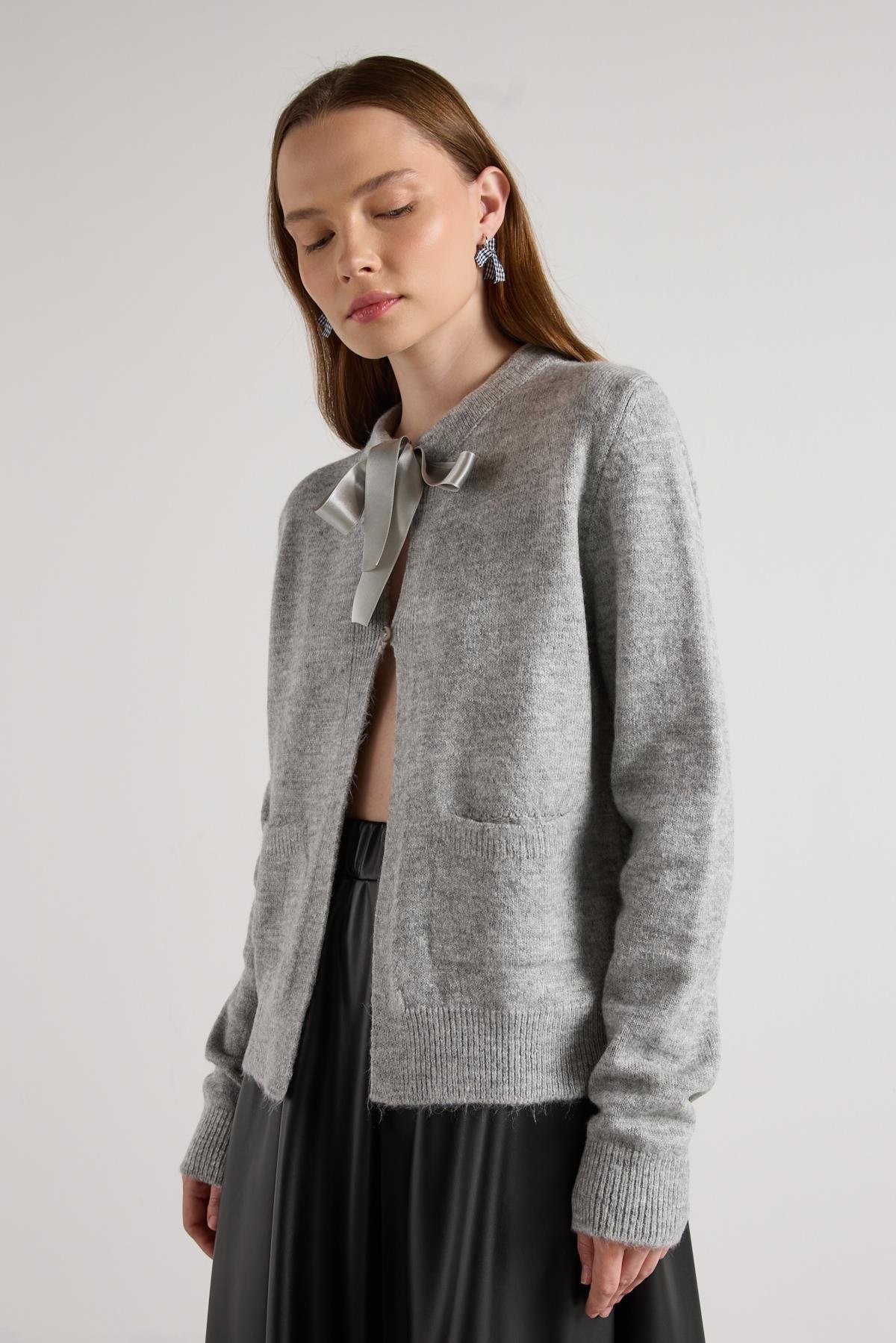 Kadın Gri Kurdela Detaylı Kısa Tasarım Hırka 30034