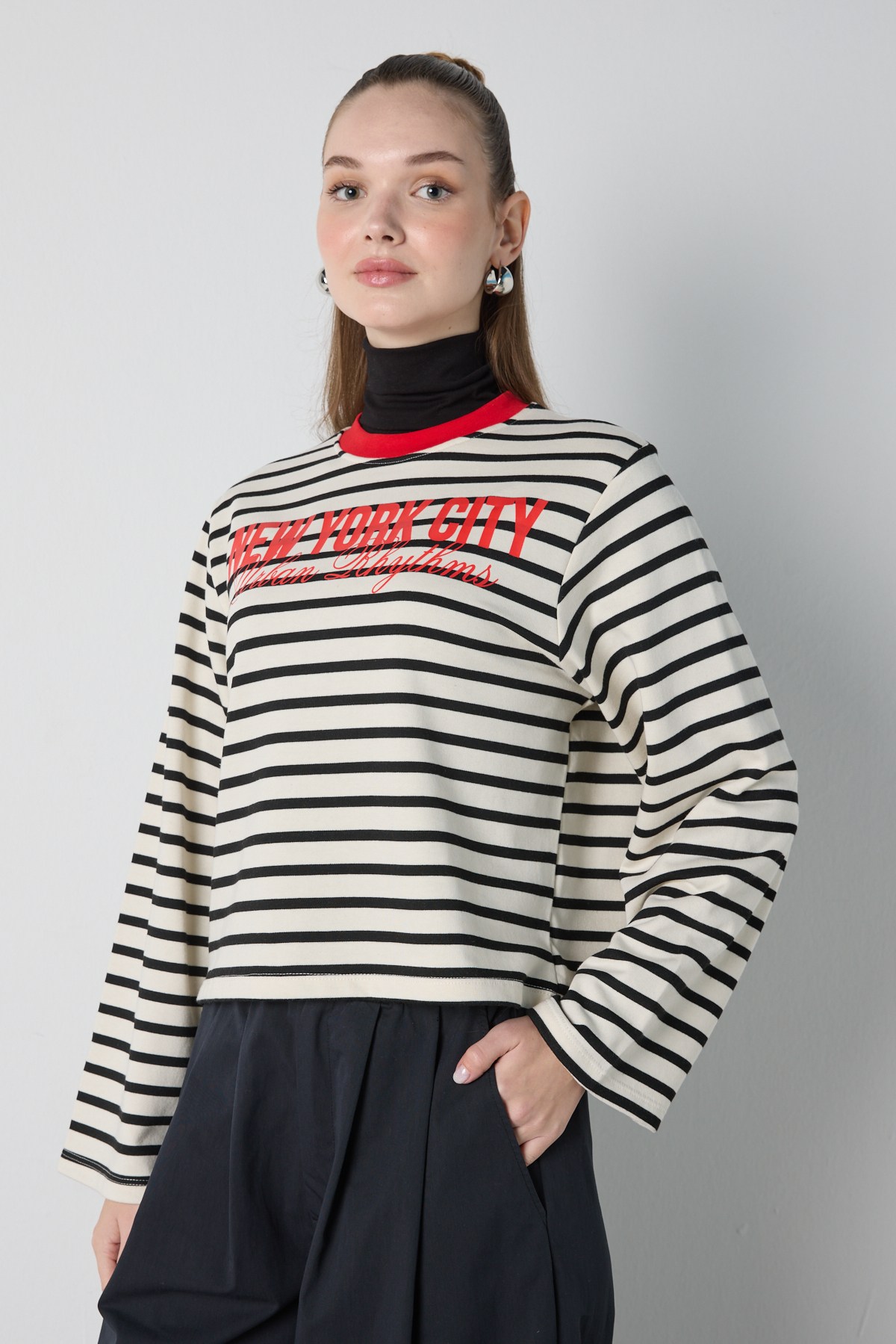 Kadın Siyah Crop Geniş Kol Oversize Baskılı Çizgili Sweatshirt 32078