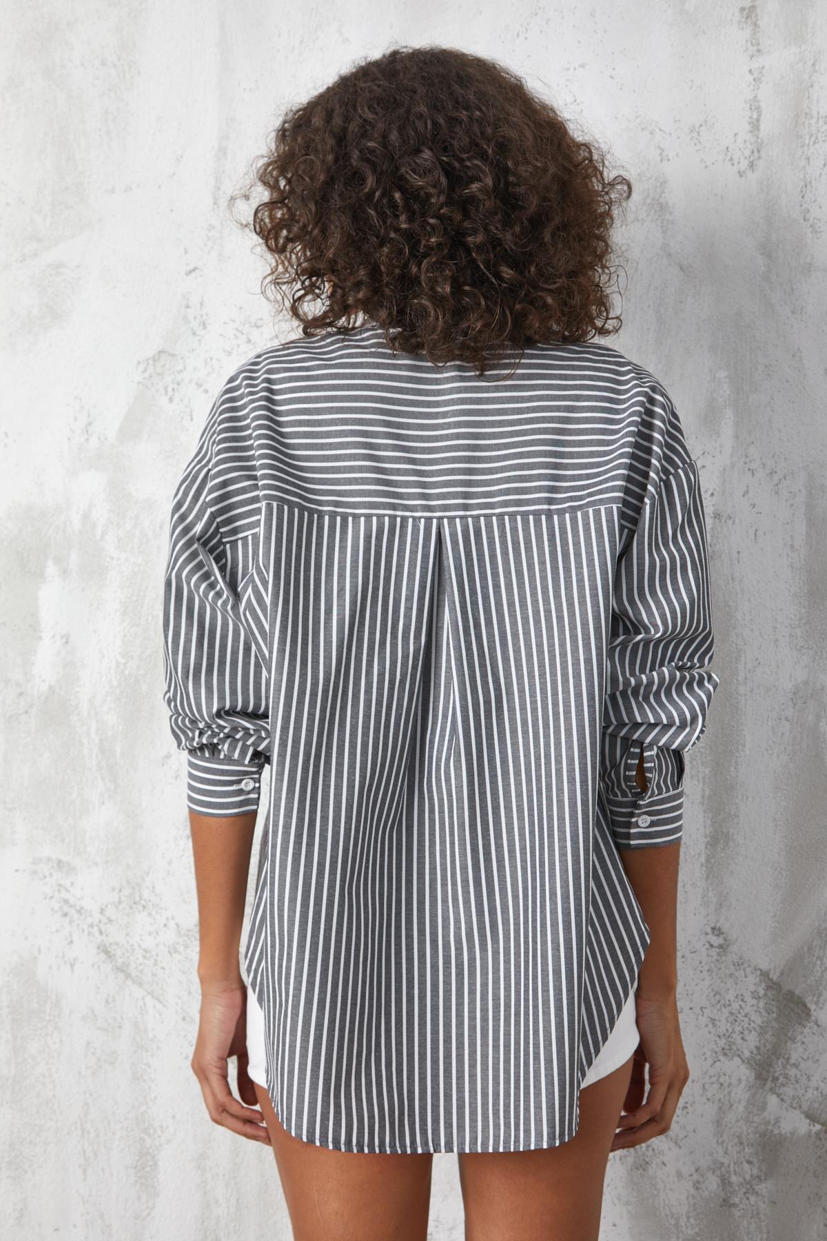 Siyah Yakası Beyaz Çizgili Oversize Gömlek 27175 Siyah Yakası Beyaz Çizgili Oversize Gömlek 27175