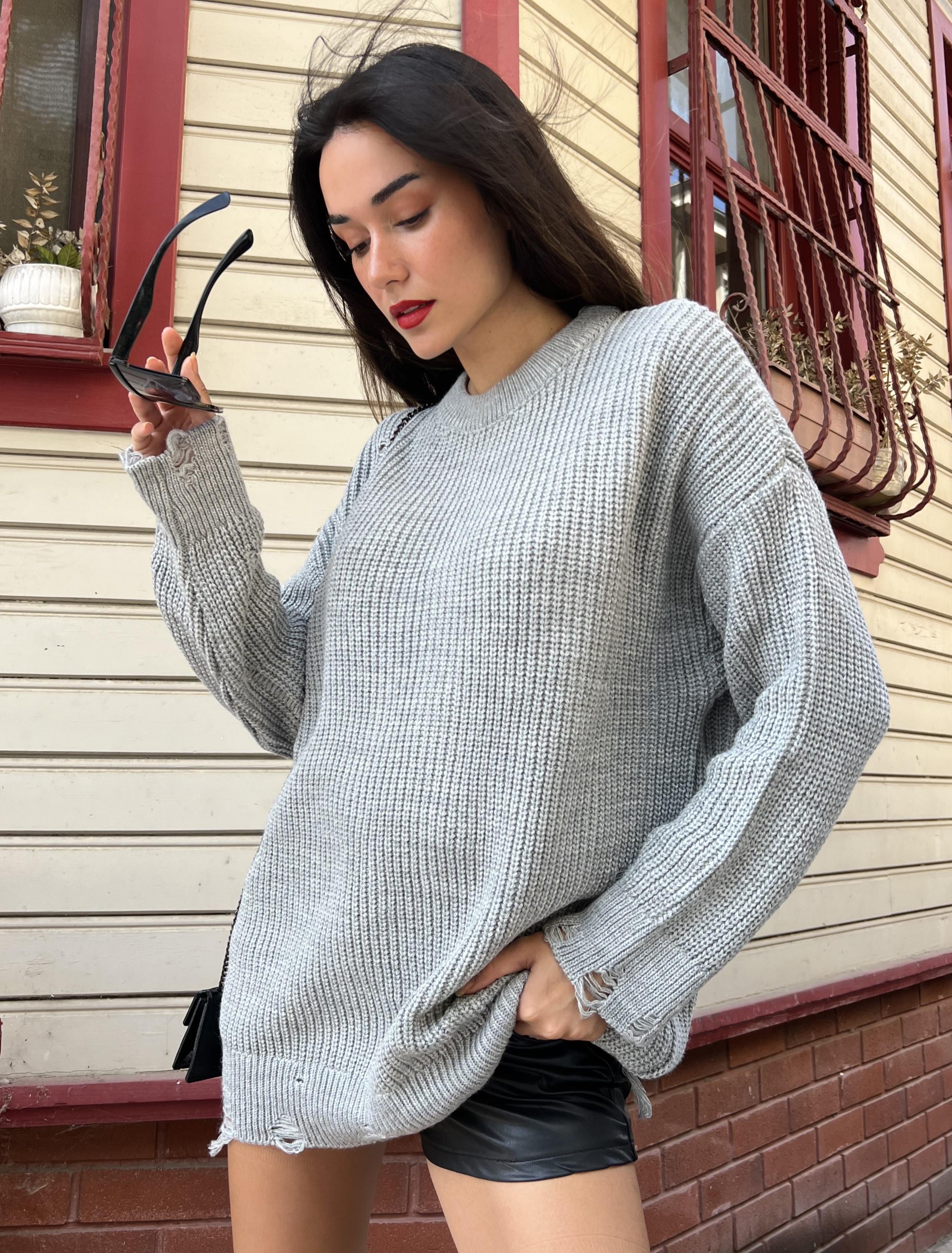 Açık Gri Uzun Yırtıklı Oversize Triko Kazak 26031