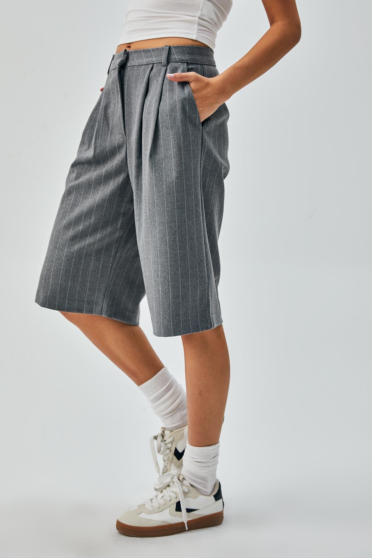 Kadın Gri Yün Poliviskon Çizgili Bermuda Şort 28237