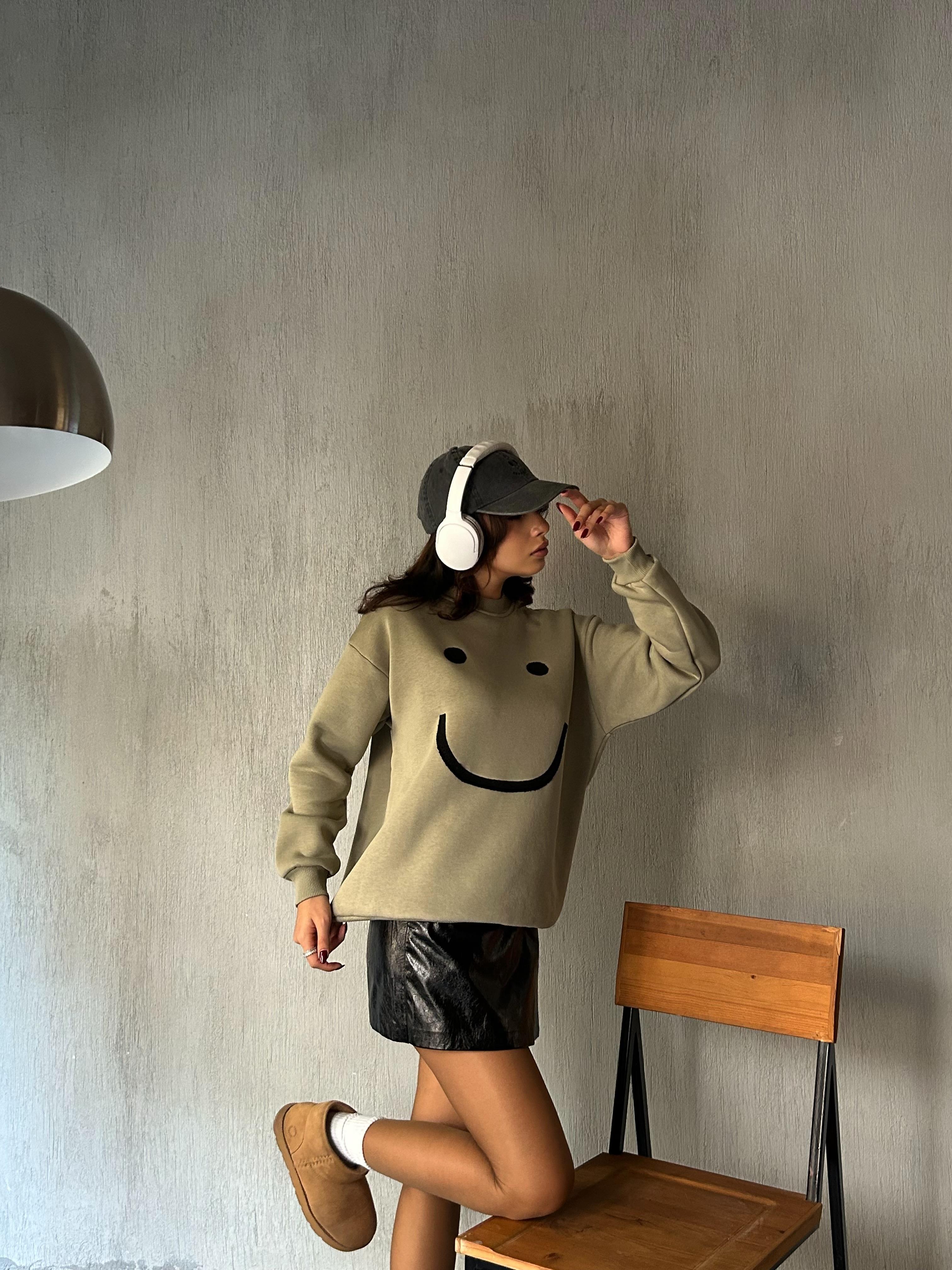 Kadın Küf Yeşili Smile Süzene Nakışlı 3 İplik Şardonlu Geniş Kesim Sweatshirt 28313