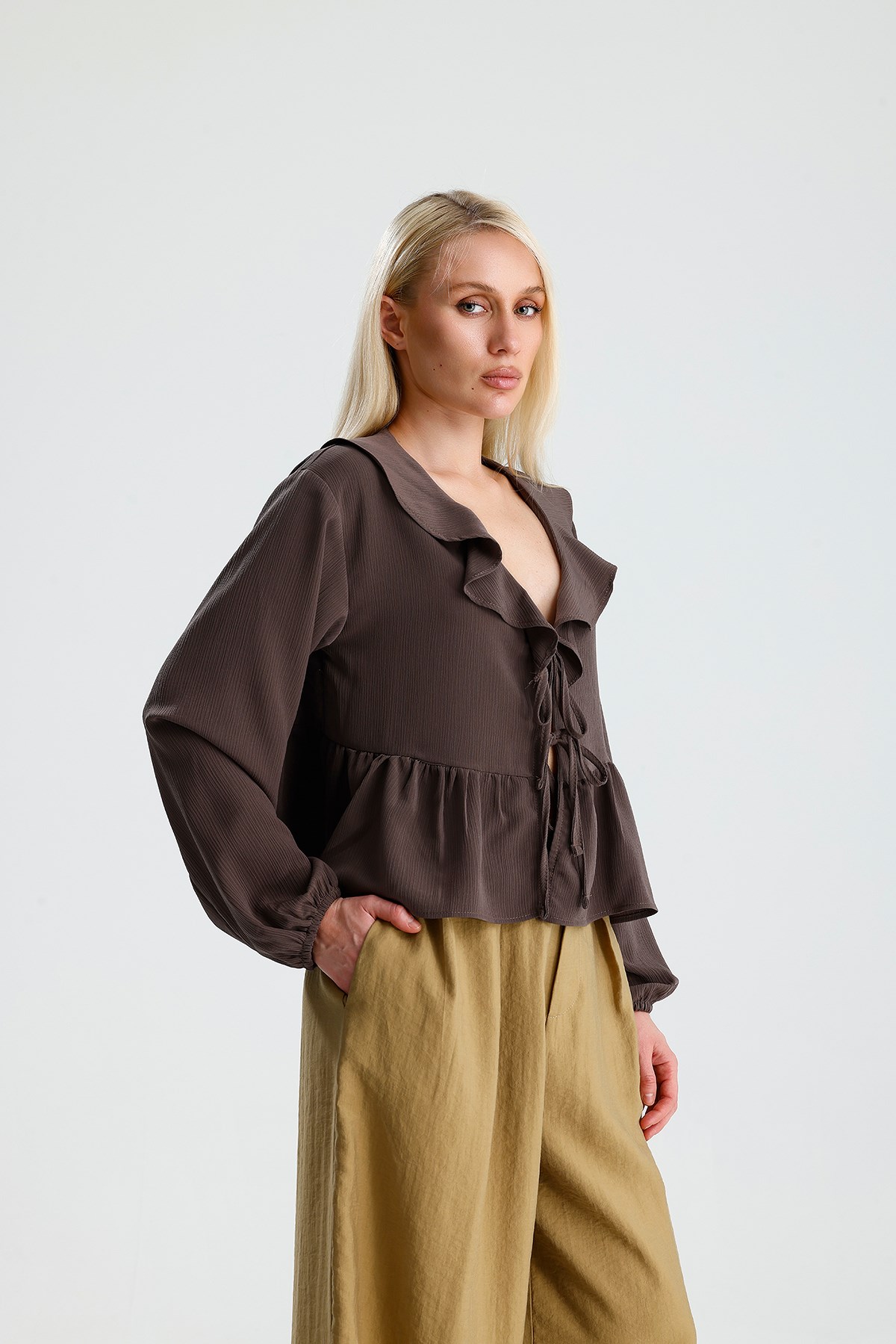 Kahverengi Fırfırlı Bağcıklı Kısa Bluz