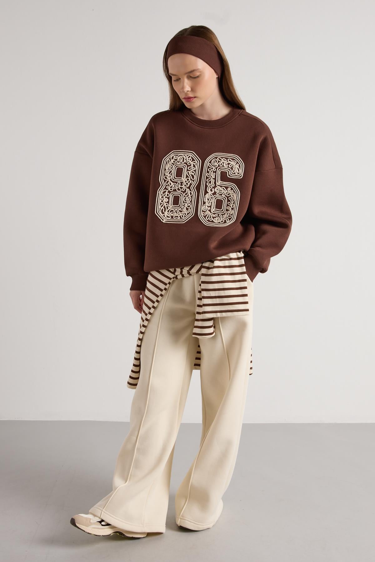 Nakışlı 3 iplik Şardonlu Sweatshirt Kahve