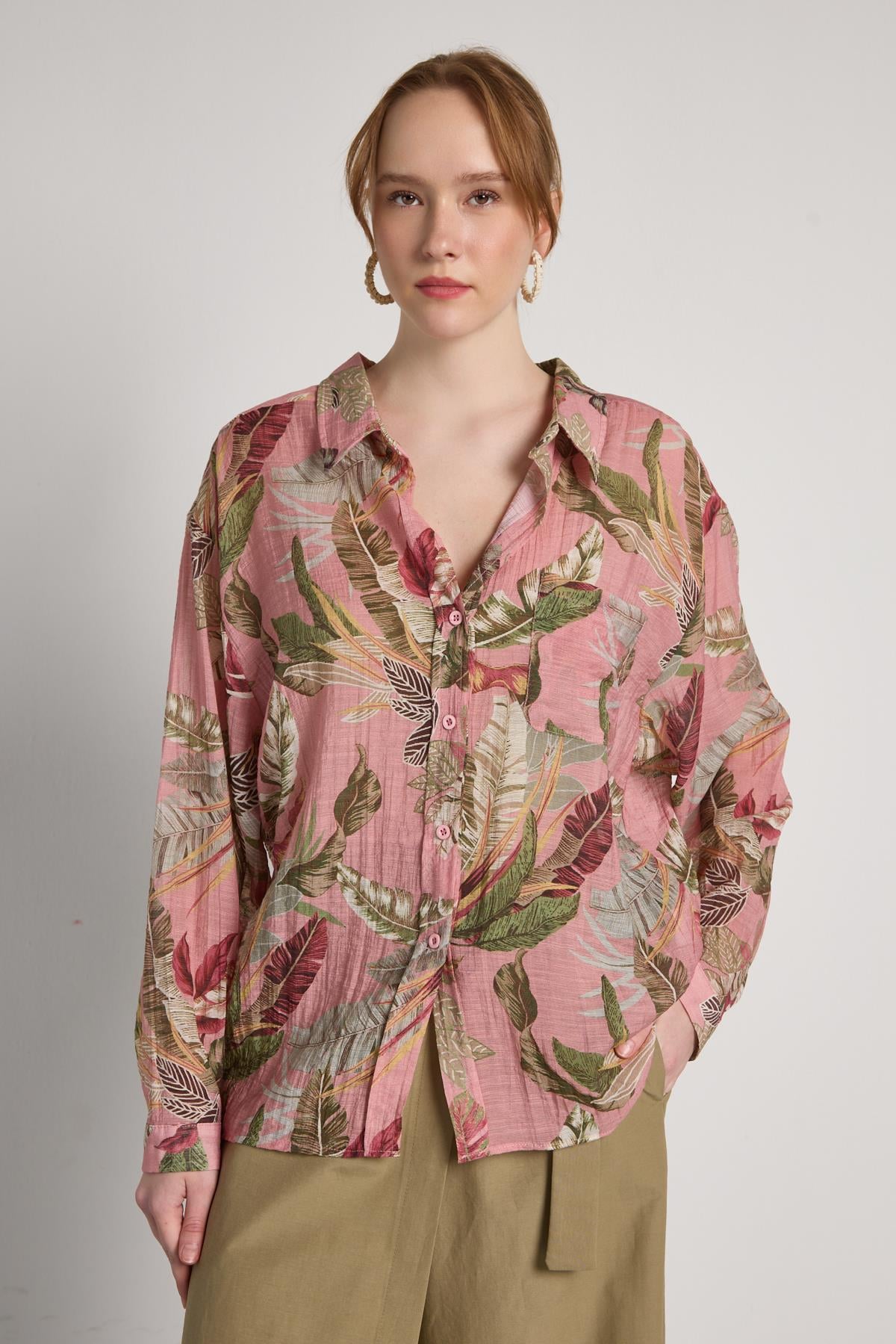 Oversize V yaka Çiçek Desenli Pembe Kadın Gömlek 31048
