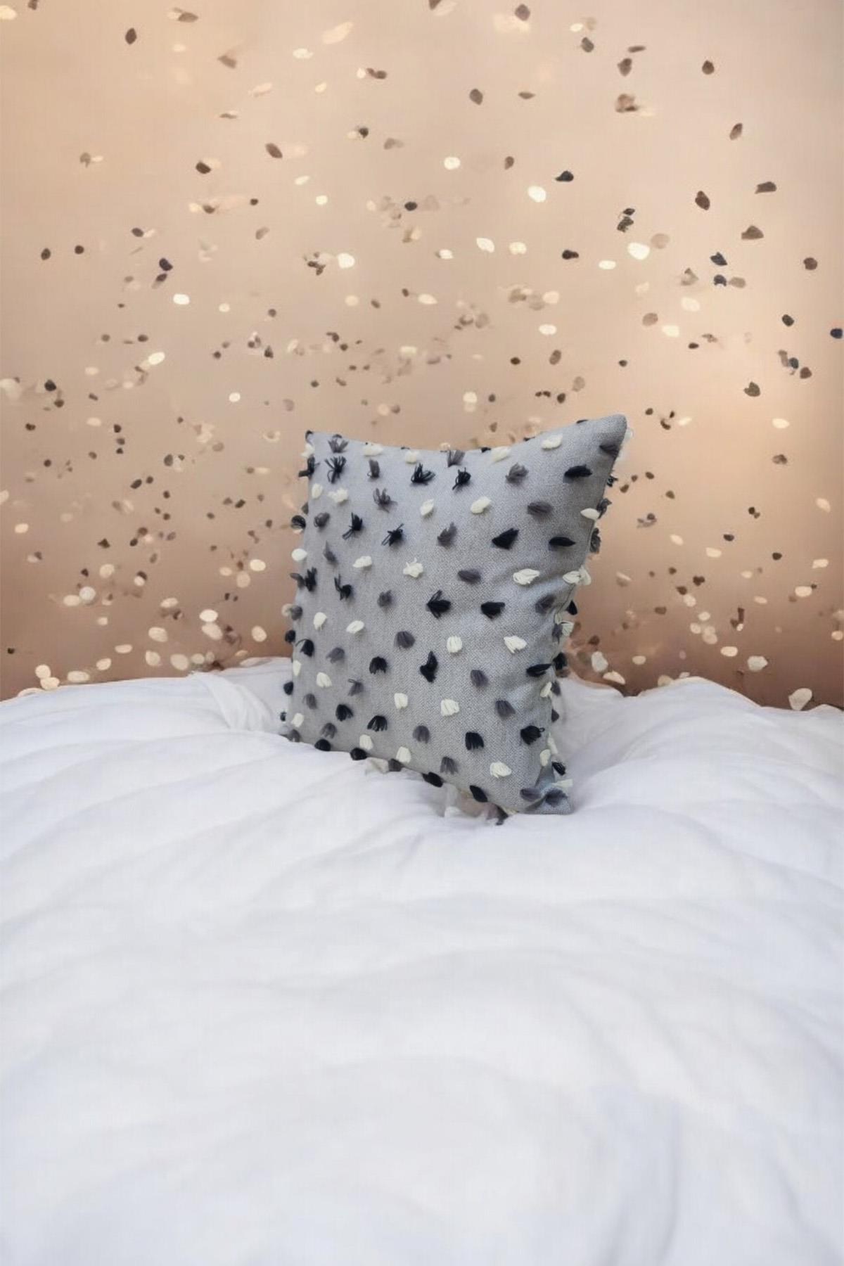 Pastel Püsküllü Kırlent Kılıfı Gri Renk -43x43cm - Modern ve Neşeli Tasarım