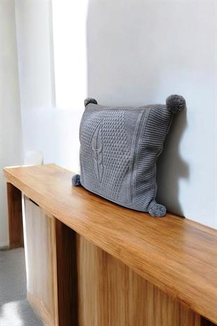Örgü Desenli Ponponlu Kırlent Kılıfı Gri Renk 43x43cm