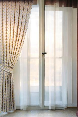 Pastel Püsküllü Fon Perde Krem Renk - Modern ve Neşeli Tasarım