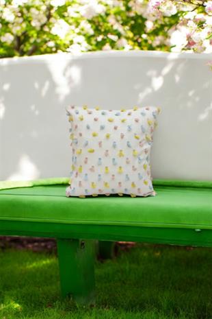 Pastel Püsküllü Kırlent Kılıfı Krem Renk -43x43cm - Modern ve Neşeli Tasarım