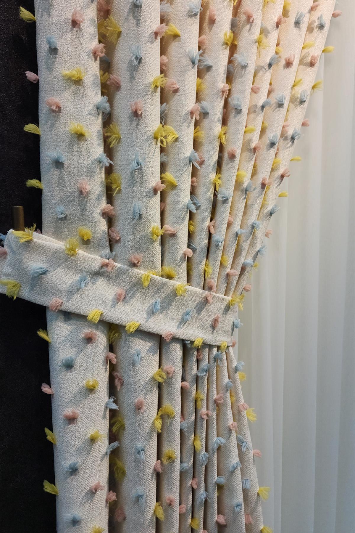 Pastel Püsküllü Fon Perde Krem Renk - Modern ve Neşeli Tasarım