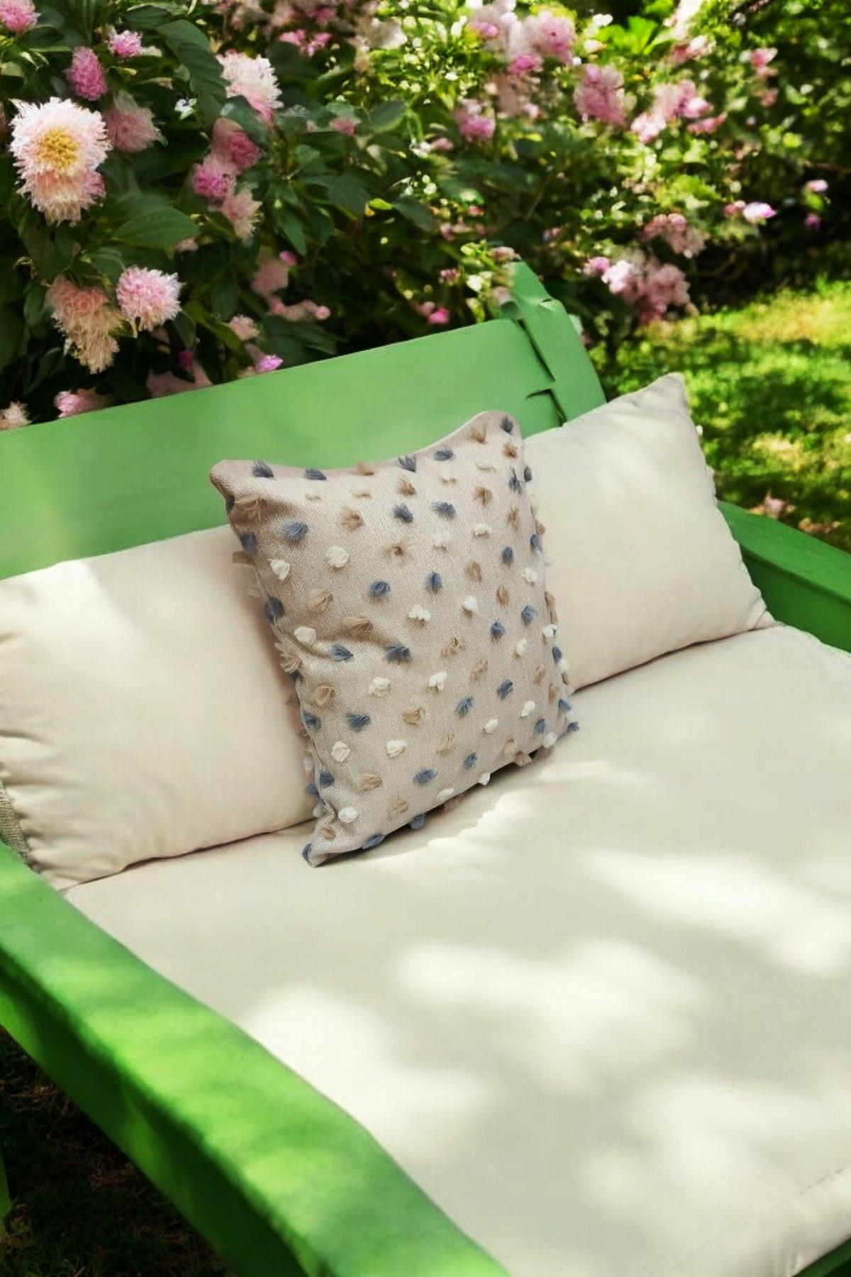 Pastel Püsküllü Kırlent Kılıfı Bej Renk -43x43cm - Modern ve Neşeli Tasarım