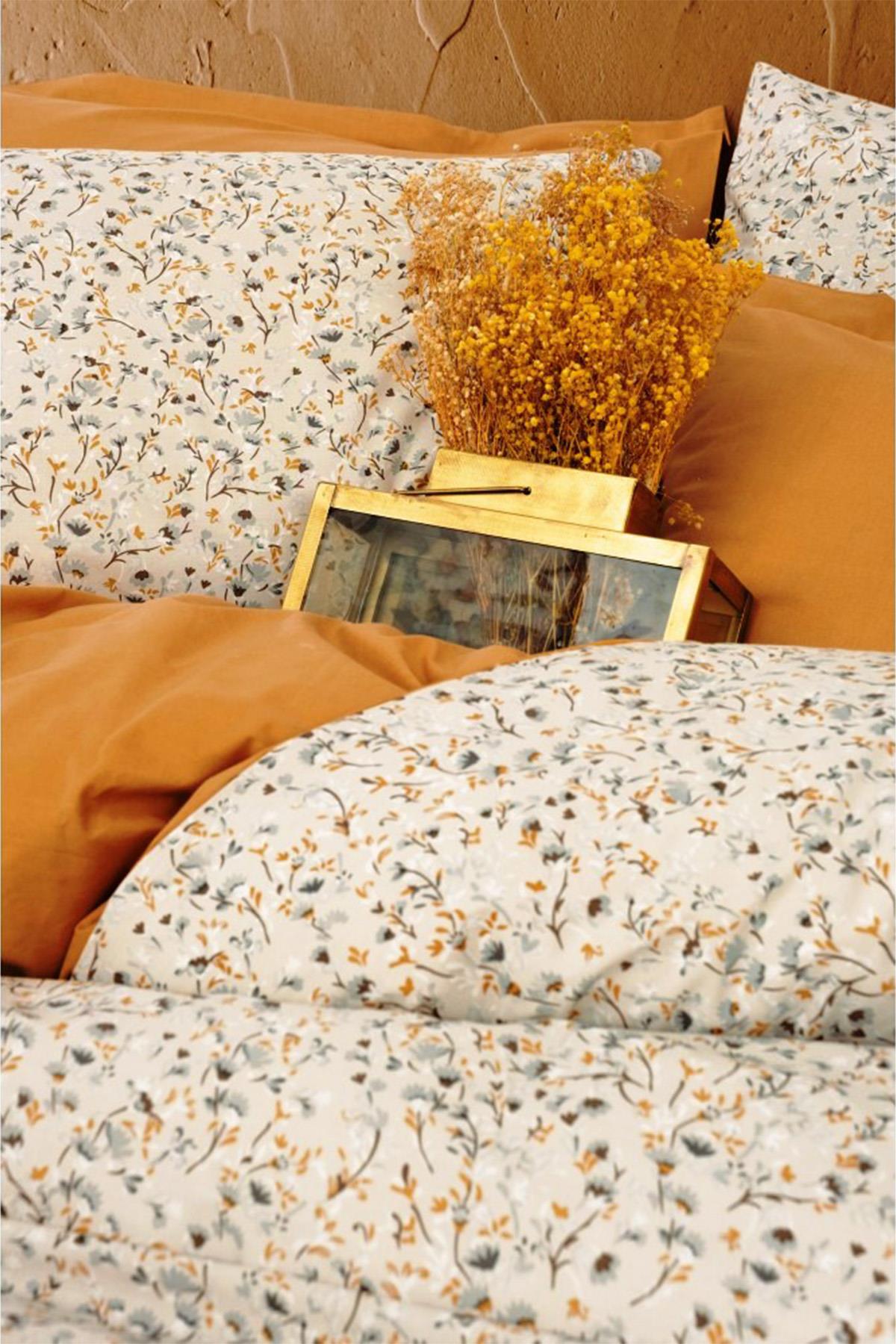 Petite Posy Bej Çift Kişilik Lastikli Çarşaflı Nevresim Takımı - %100 Pamuk Ranforce 30/1 57 Tel Pigment Baskılı