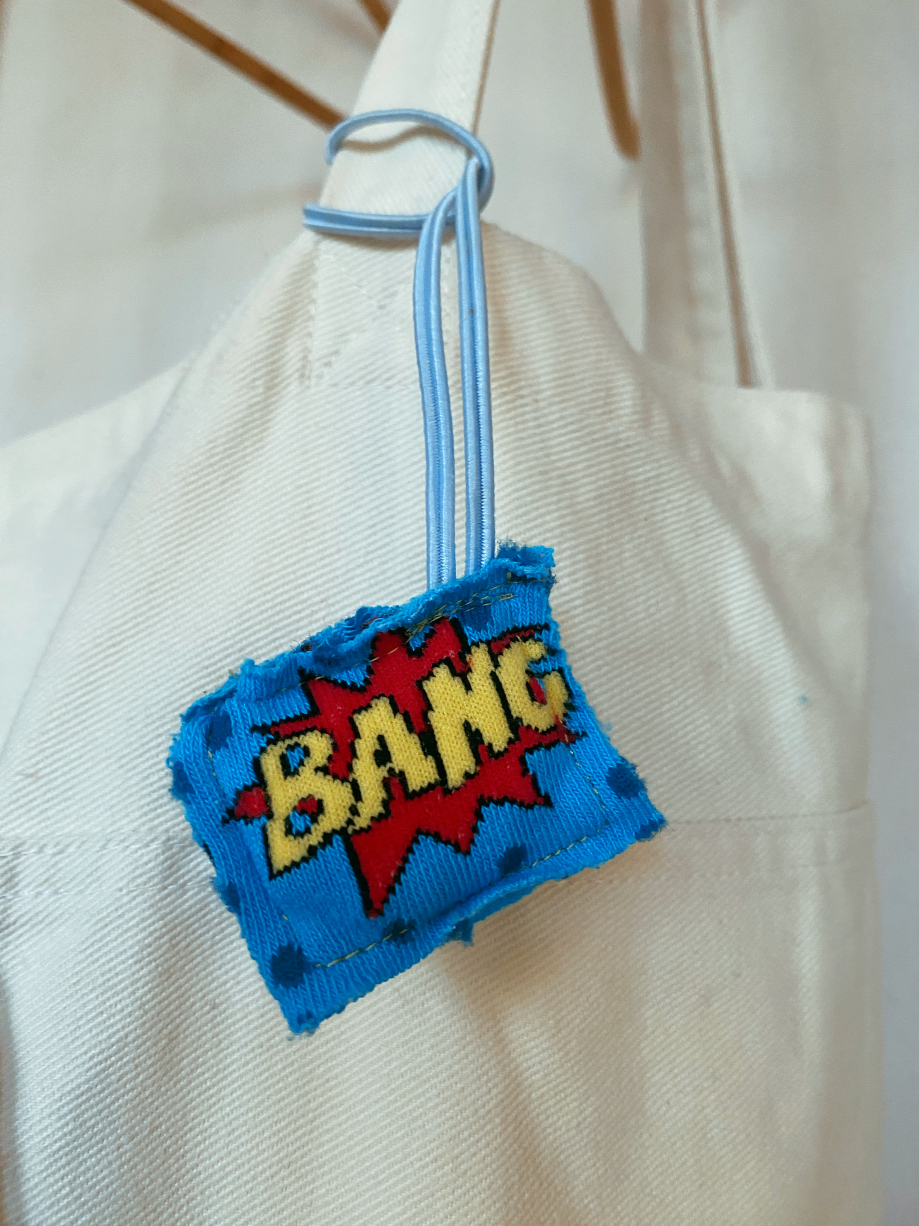 'BANG' YAZILI LASTİKLİ ÇANTA CHARM'I
