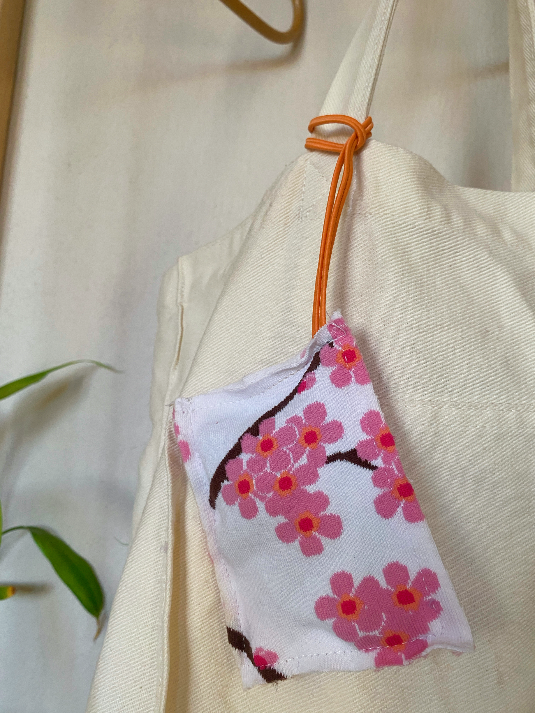 KİRAZ ÇİÇEĞİ BASKILI TURUNCU LASTİKLİ ÇANTA CHARM'I