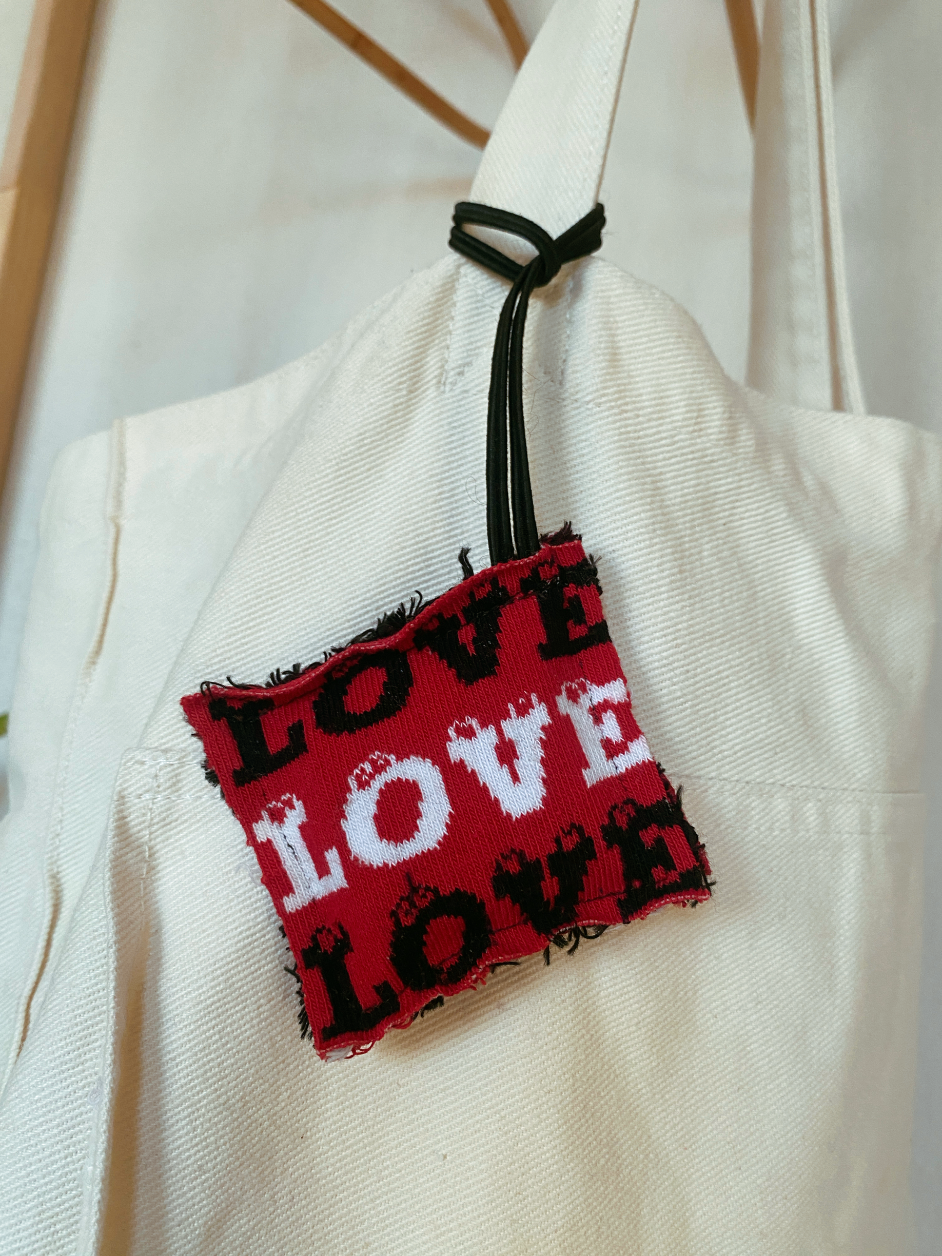 'LOVE' YAZILI SİYAH LASTİKLİ ÇANTA CHARM'I