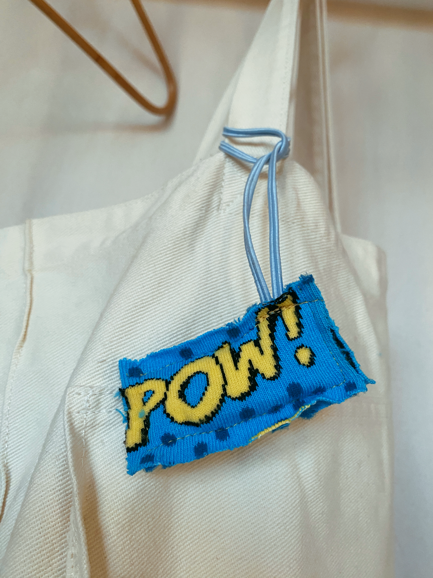 'POW' YAZILI LASTİKLİ ÇANTA CHARM'I