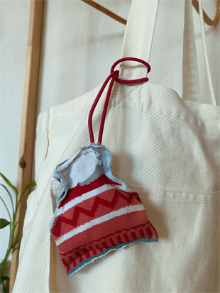 KIŞ TEMALI ŞAPKA ŞEKİLLİ LASTİKLİ ÇANTA CHARM'I