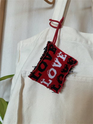 'LOVE' YAZILI LASTİKLİ ÇANTA CHARM'I