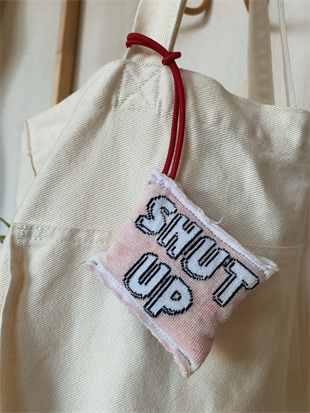 'SHUT UP' YAZILI LASTİKLİ ÇANTA CHARM'I