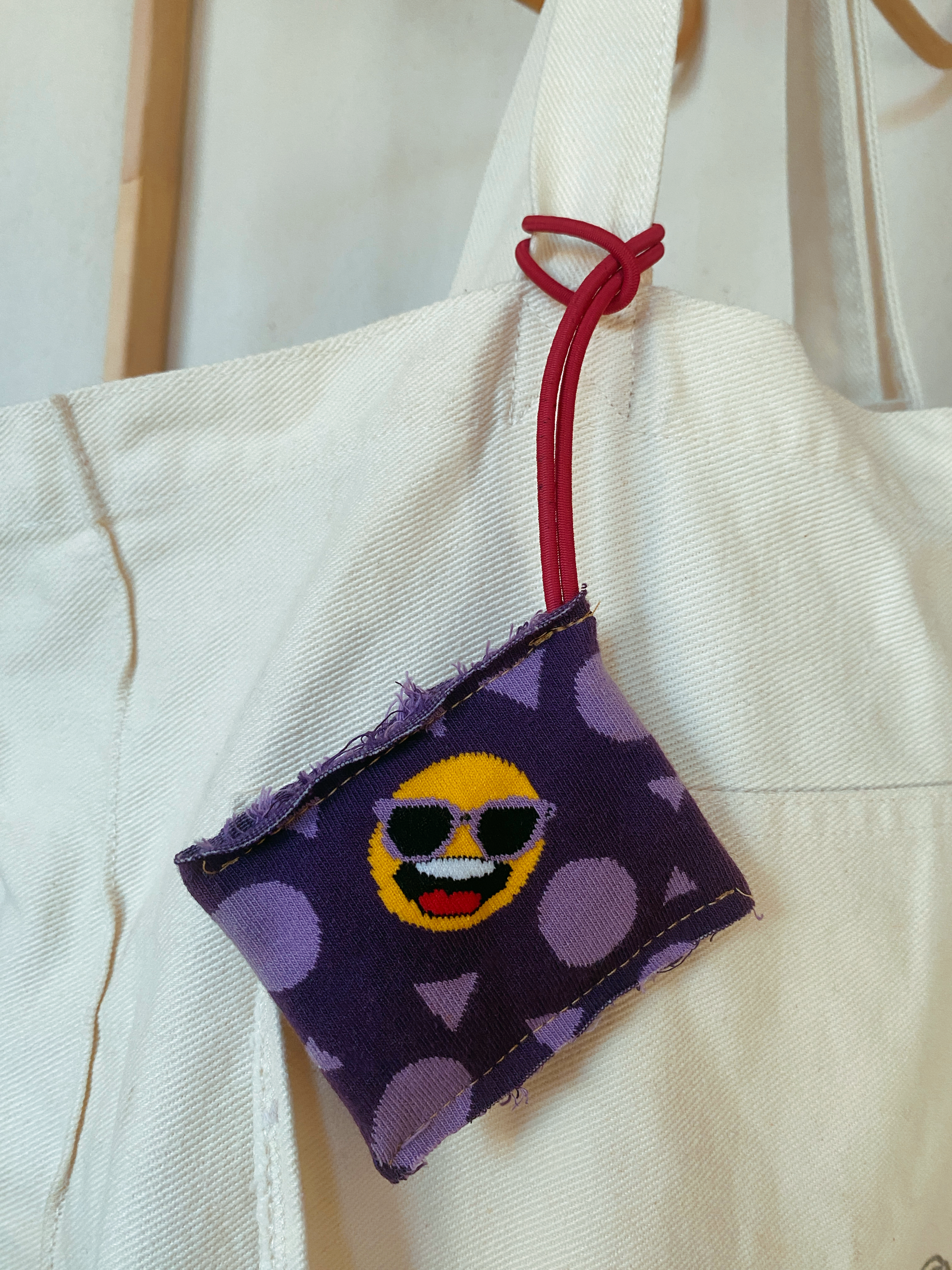 EMOJİ DESENLİ  KIRMIZI LASTİKLİ ÇANTA CHARM'I