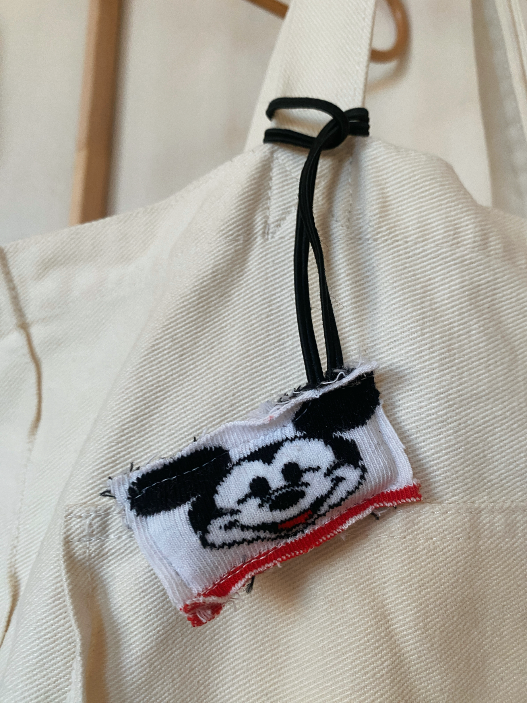 GÜLÜMSEYEN MİCKEY MOUSE  LASTİKLİ ÇANTA CHARM'I