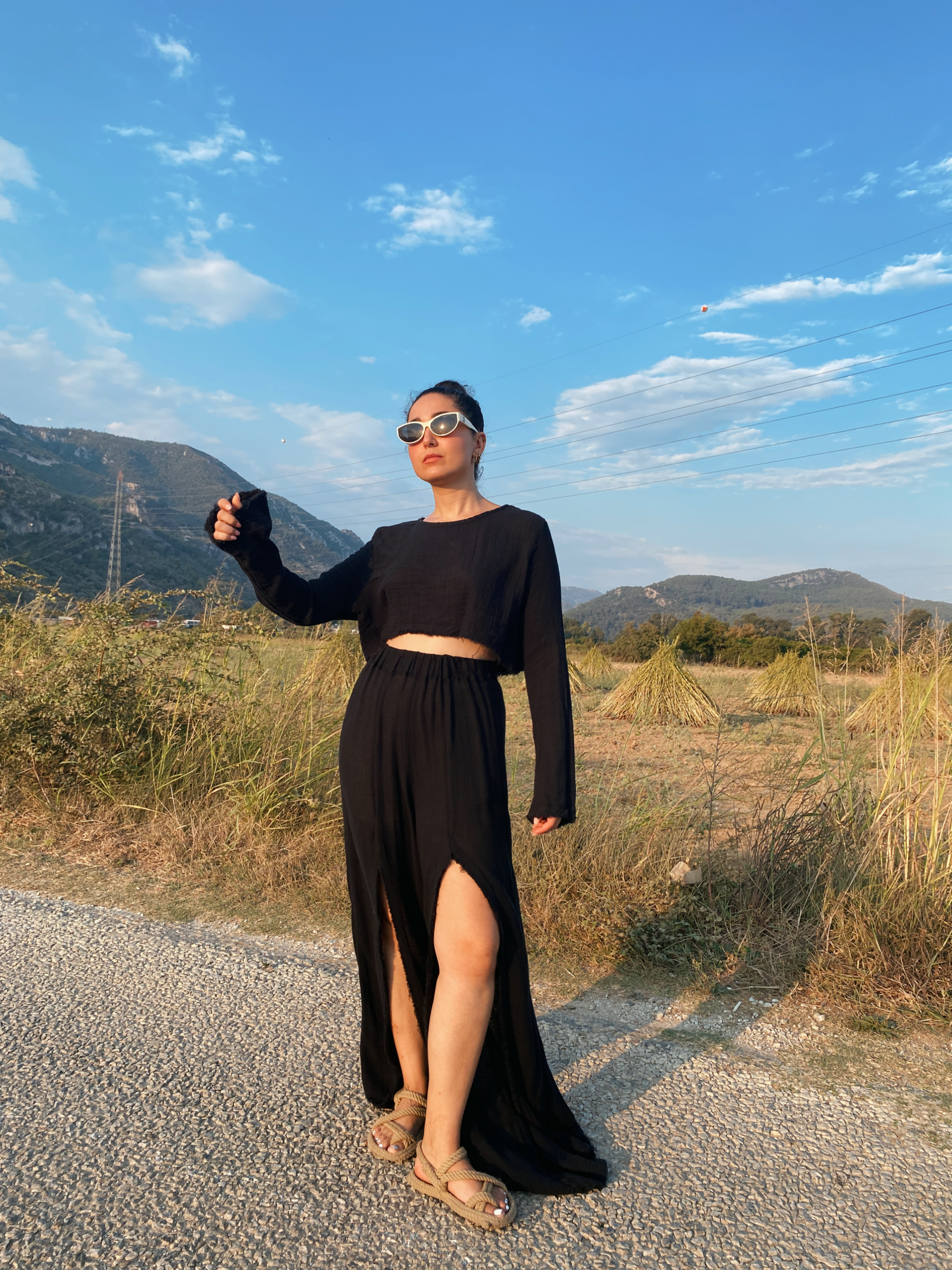 Hafif Dokulu Yırtmaç Detaylı Pantolon BLACK