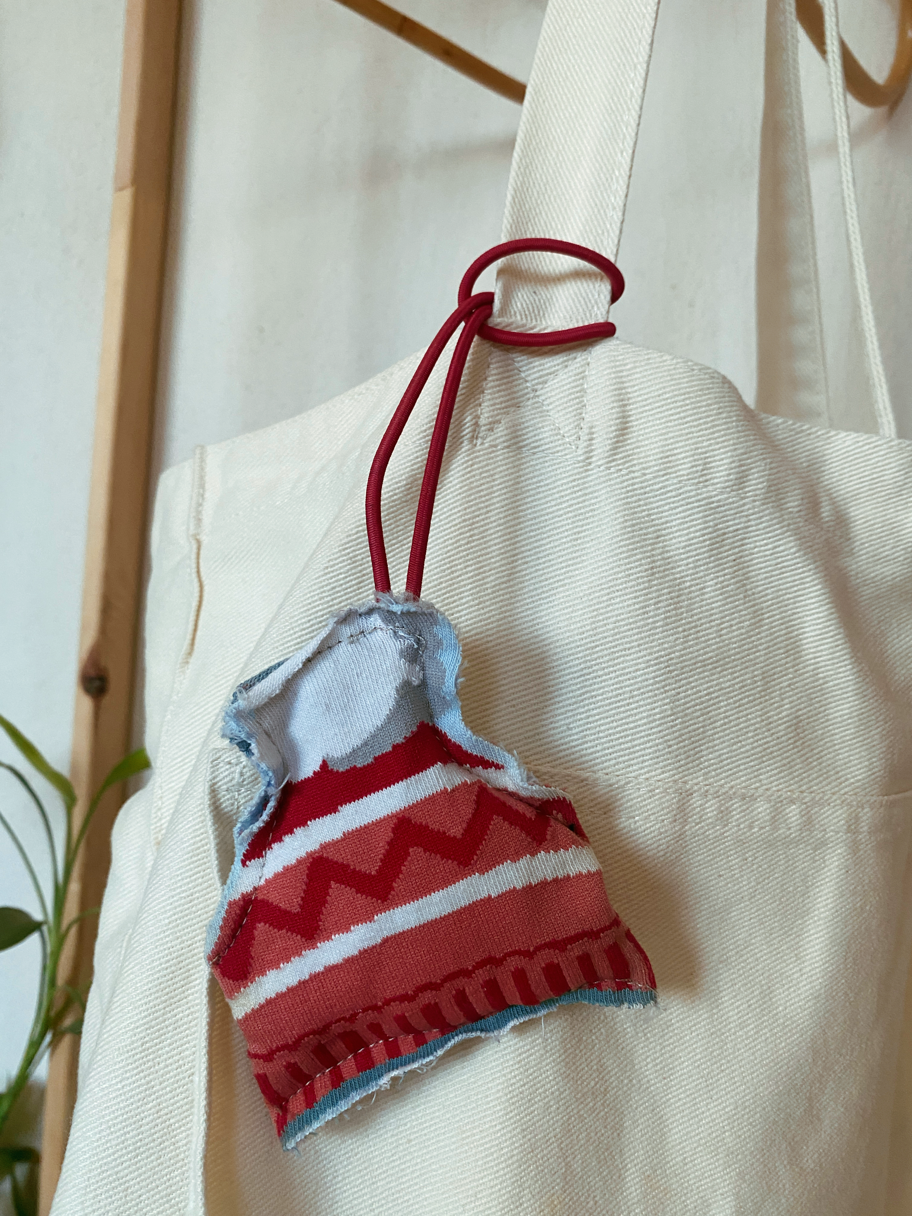 KIŞ TEMALI ŞAPKA ŞEKİLLİ LASTİKLİ ÇANTA CHARM'I